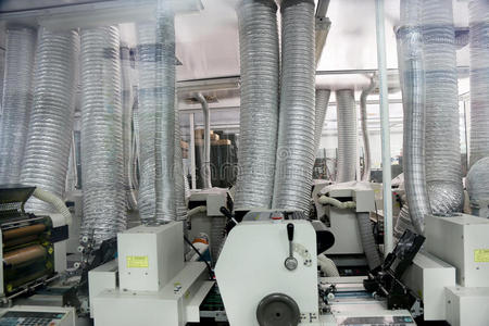 工程師在工廠調(diào)整機器與集成電路設(shè)計